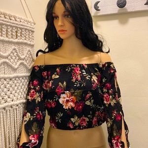 Black and roses top ❤️ 🌹